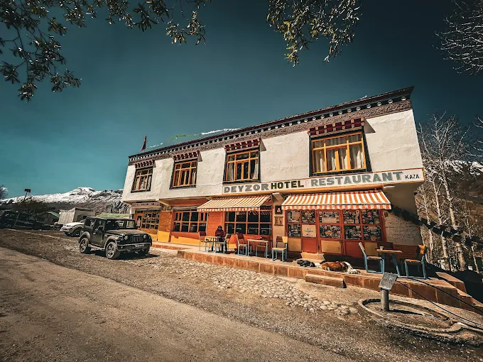 Hotel Deyzor, Kaza