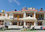 The Alpinist Café & Retreat, Kaza